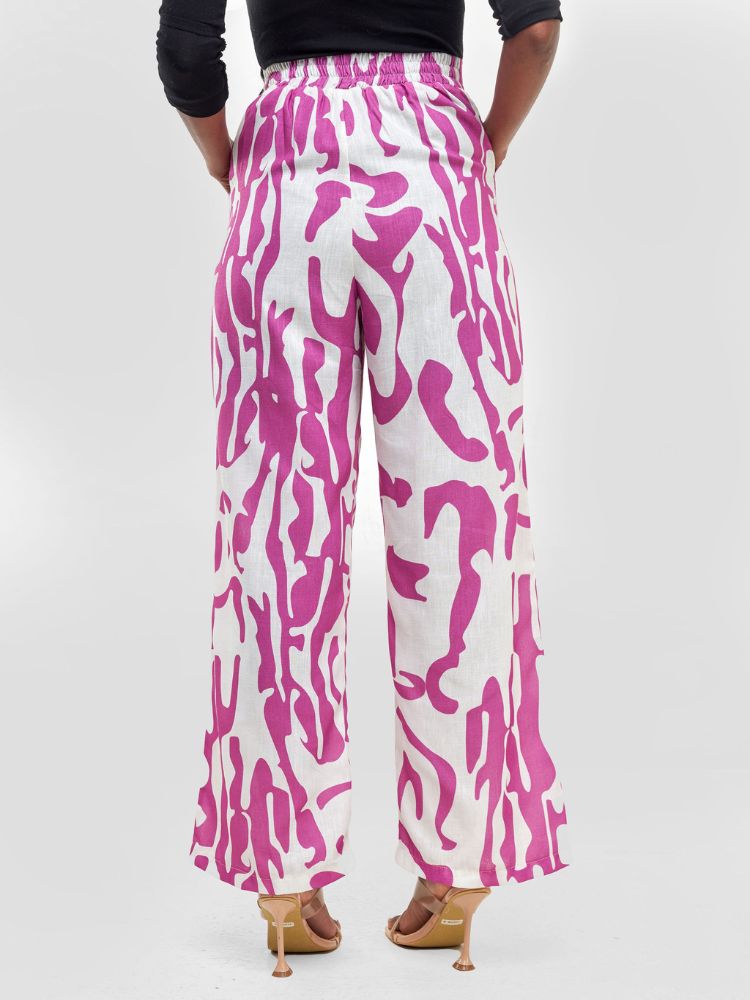  These flowing palazzo pants feature a discreet side zipper and a comfortably stretchy waistband at the rear. 